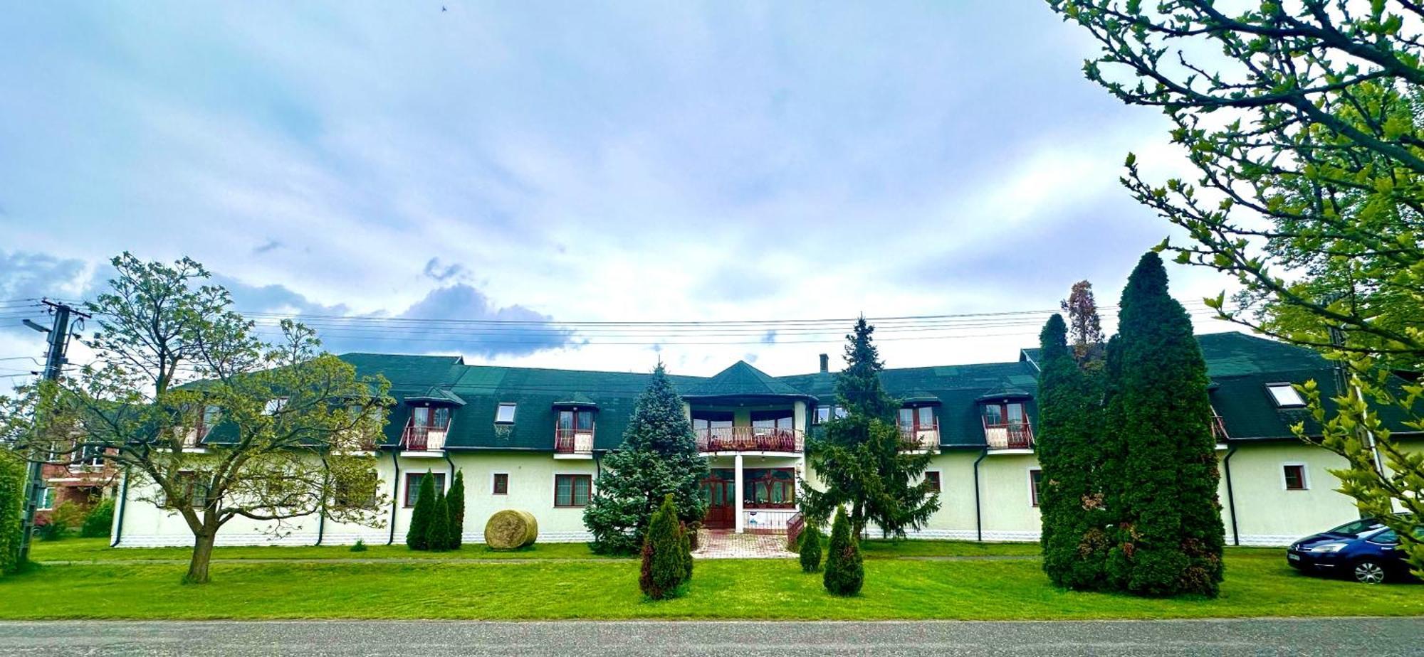 Eden Panzio Aparthotel Bük Buitenkant foto
