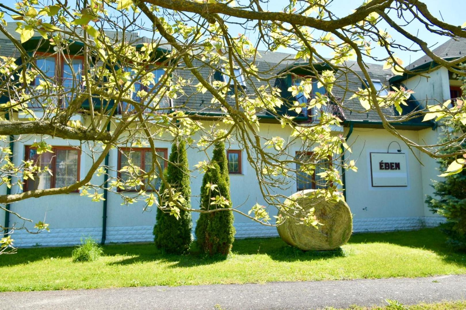 Eden Panzio Aparthotel Bük Buitenkant foto